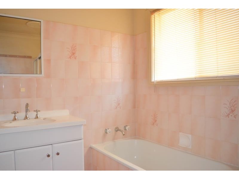 35 Warrambool Crescent, Glenfield Park NSW 2650