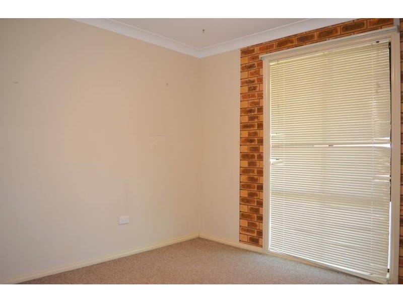 35 Warrambool Crescent, Glenfield Park NSW 2650