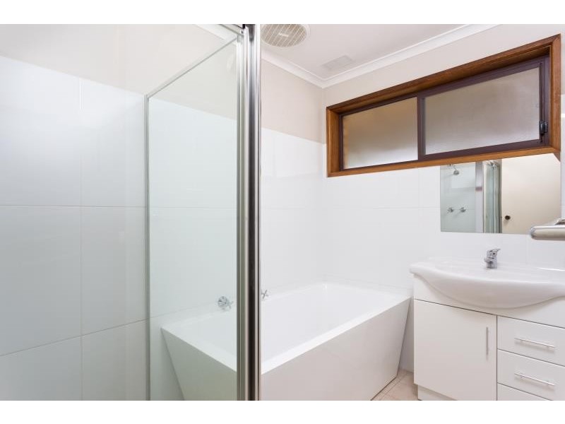 6 Gregory Crescent, Lake Albert NSW 2650
