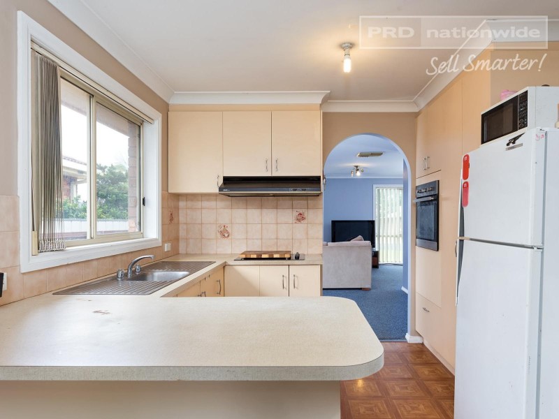 18 Balleroo Crescent, Glenfield Park NSW 2650