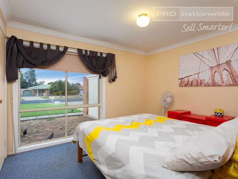 18 Balleroo Crescent, Glenfield Park NSW 2650