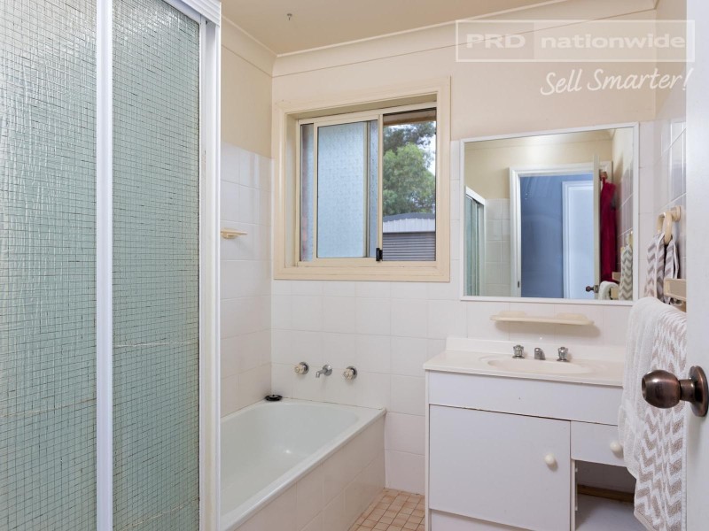 18 Balleroo Crescent, Glenfield Park NSW 2650