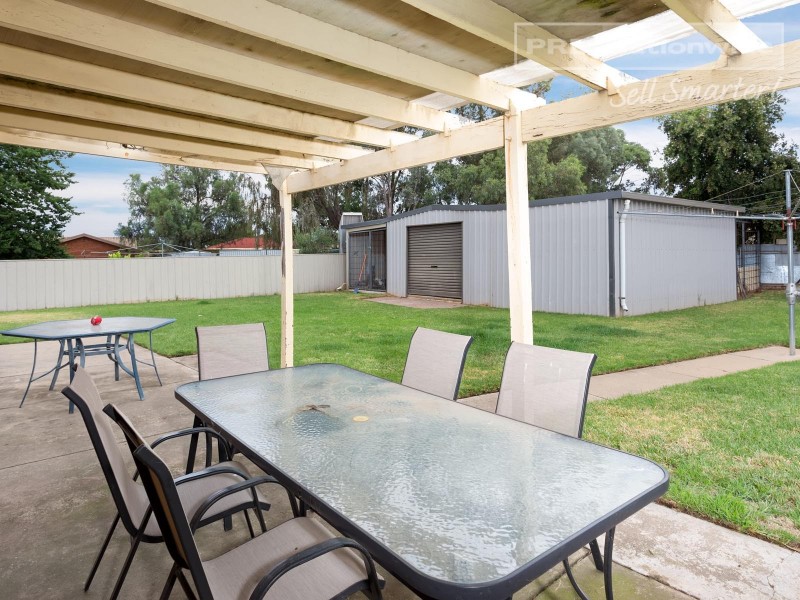 18 Balleroo Crescent, Glenfield Park NSW 2650