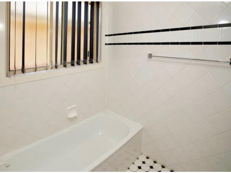 2 Kimba Drive, Glenfield Park NSW 2650