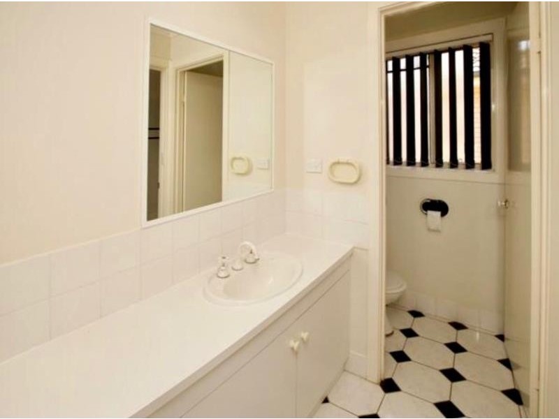 2 Kimba Drive, Glenfield Park NSW 2650