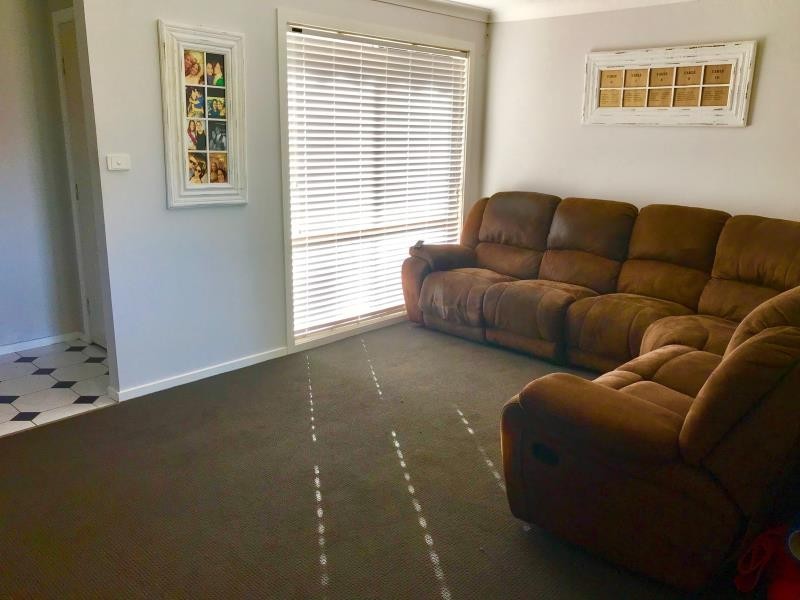 2 Kimba Drive, Glenfield Park NSW 2650