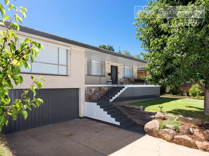 24 White Avenue, Kooringal NSW 2650