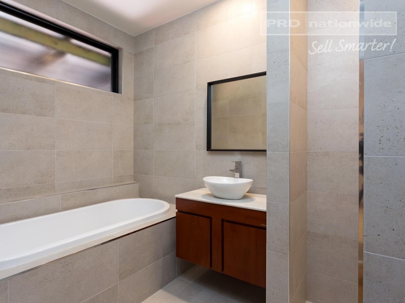 24 White Avenue, Kooringal NSW 2650