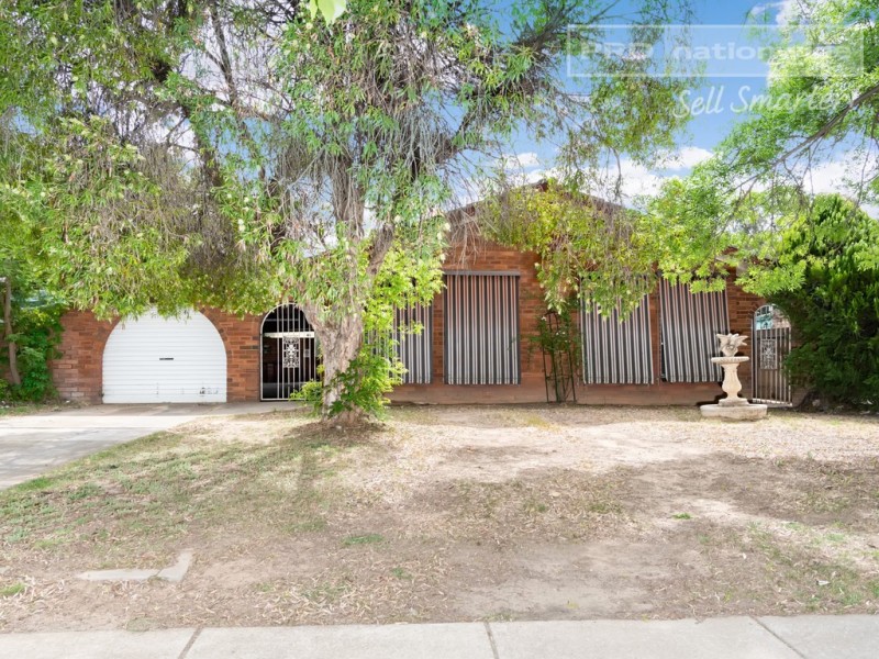 16 Pinaroo Drive, Glenfield Park NSW 2650