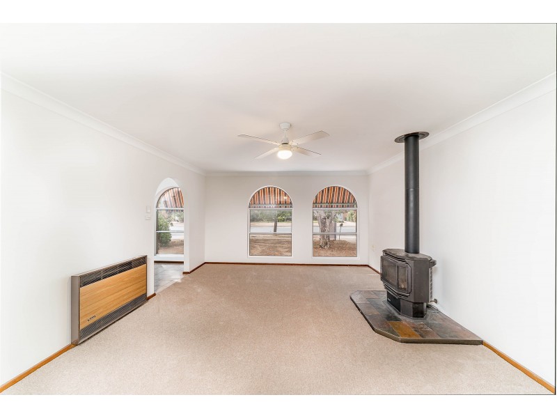 16 Pinaroo Drive, Glenfield Park NSW 2650