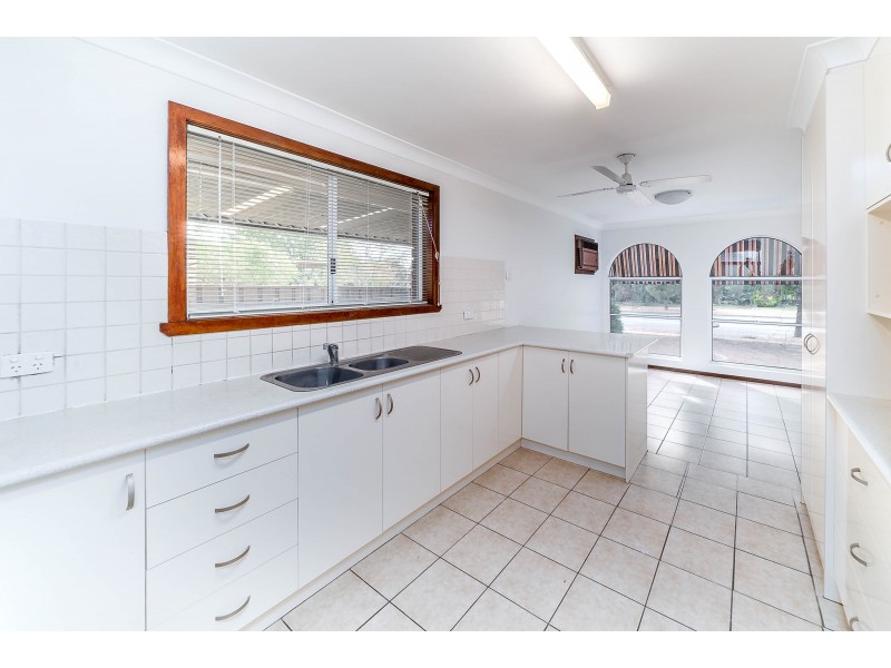 16 Pinaroo Drive, Glenfield Park NSW 2650