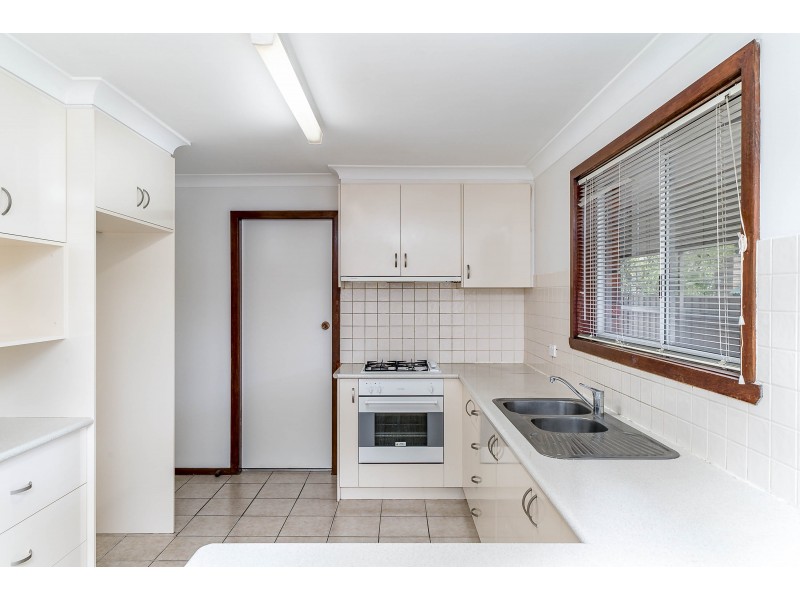 16 Pinaroo Drive, Glenfield Park NSW 2650