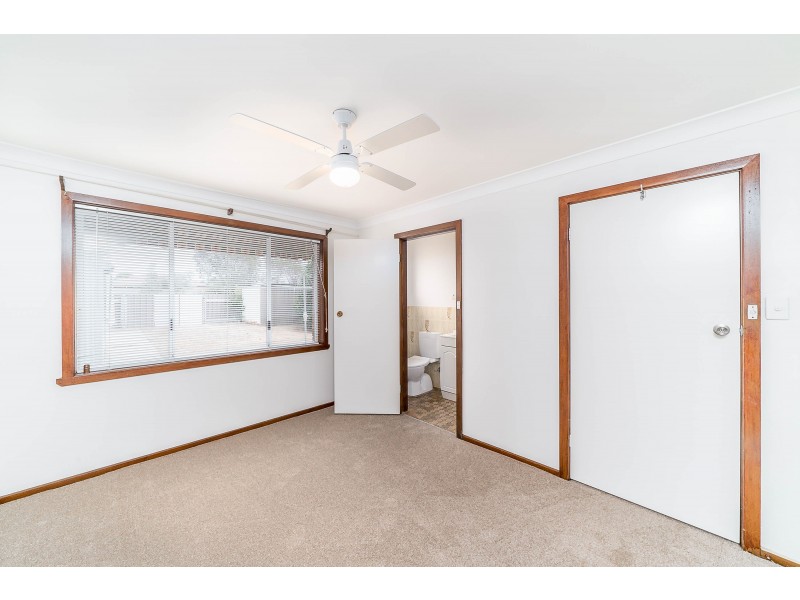 16 Pinaroo Drive, Glenfield Park NSW 2650