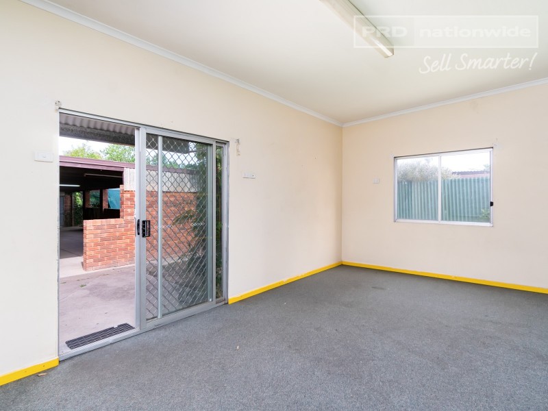 16 Pinaroo Drive, Glenfield Park NSW 2650