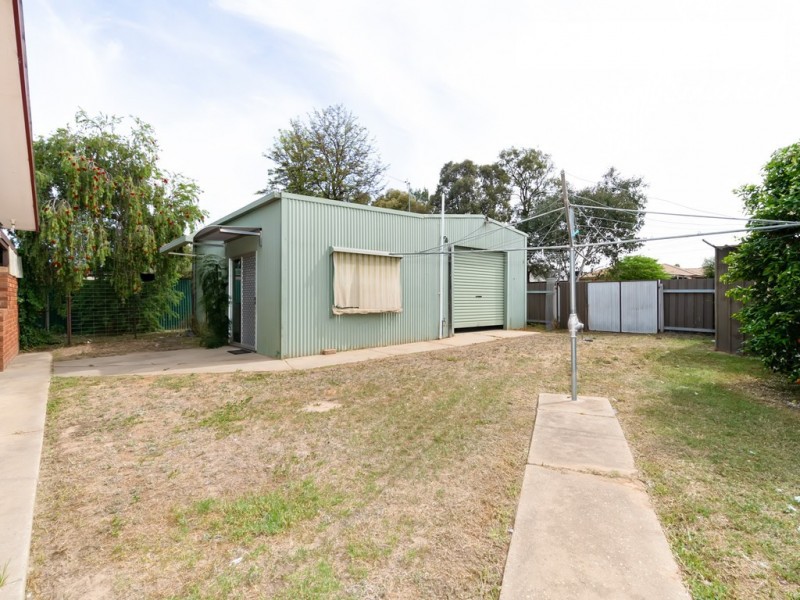 16 Pinaroo Drive, Glenfield Park NSW 2650