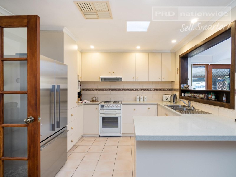 18 Ilex Street, Lake Albert NSW 2650