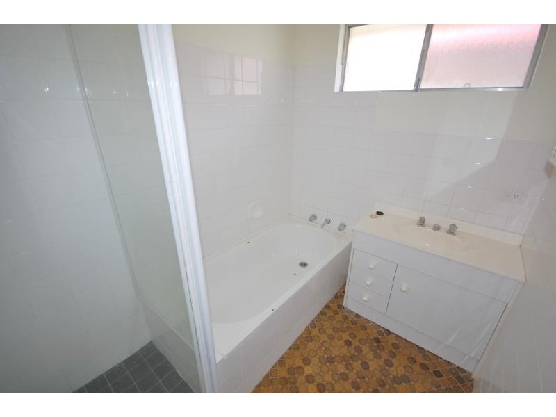 20 Geneva Crescent, Lake Albert NSW 2650