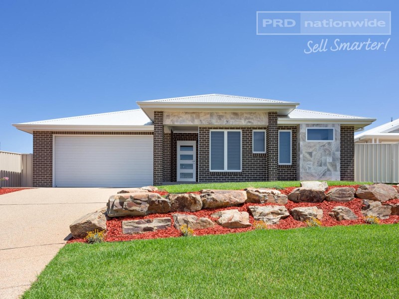 32 Ross Parkway, Gobbagombalin NSW 2650