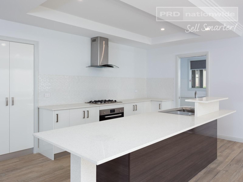 32 Ross Parkway, Gobbagombalin NSW 2650