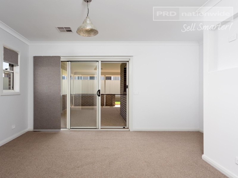 32 Ross Parkway, Gobbagombalin NSW 2650