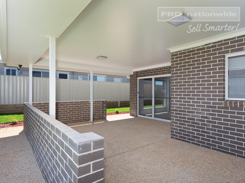 32 Ross Parkway, Gobbagombalin NSW 2650