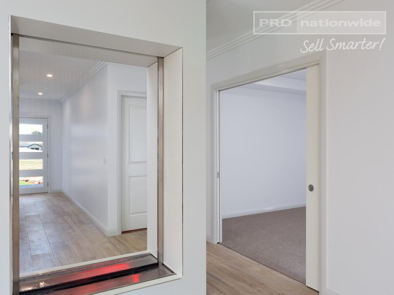 32 Ross Parkway, Gobbagombalin NSW 2650