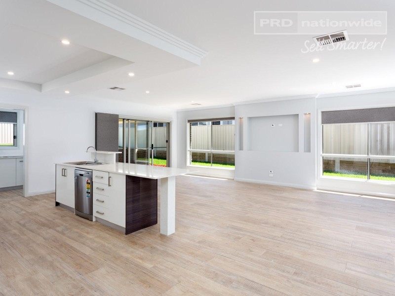 32 Ross Parkway, Gobbagombalin NSW 2650