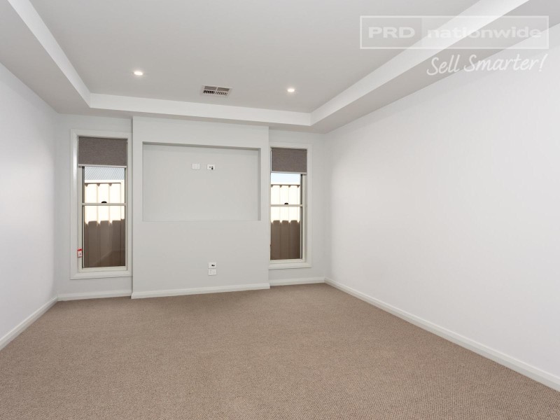 32 Ross Parkway, Gobbagombalin NSW 2650