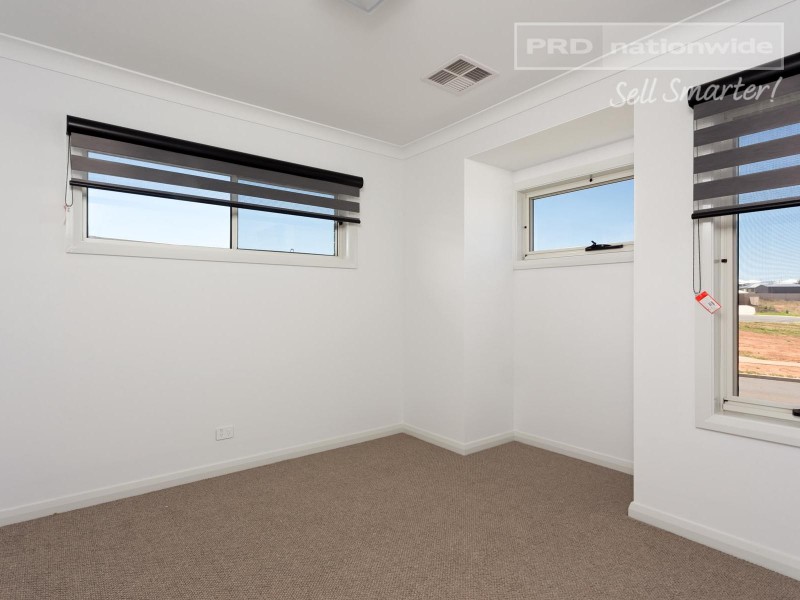 32 Ross Parkway, Gobbagombalin NSW 2650
