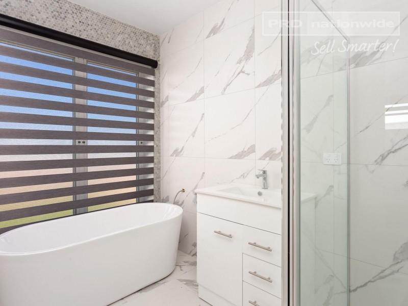 32 Ross Parkway, Gobbagombalin NSW 2650