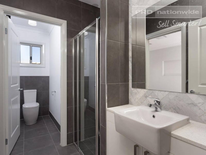 32 Ross Parkway, Gobbagombalin NSW 2650