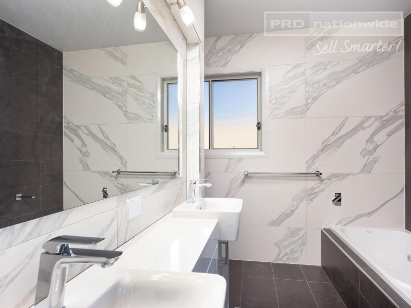32 Ross Parkway, Gobbagombalin NSW 2650