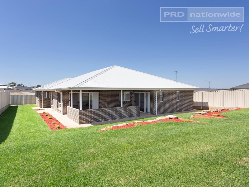 32 Ross Parkway, Gobbagombalin NSW 2650