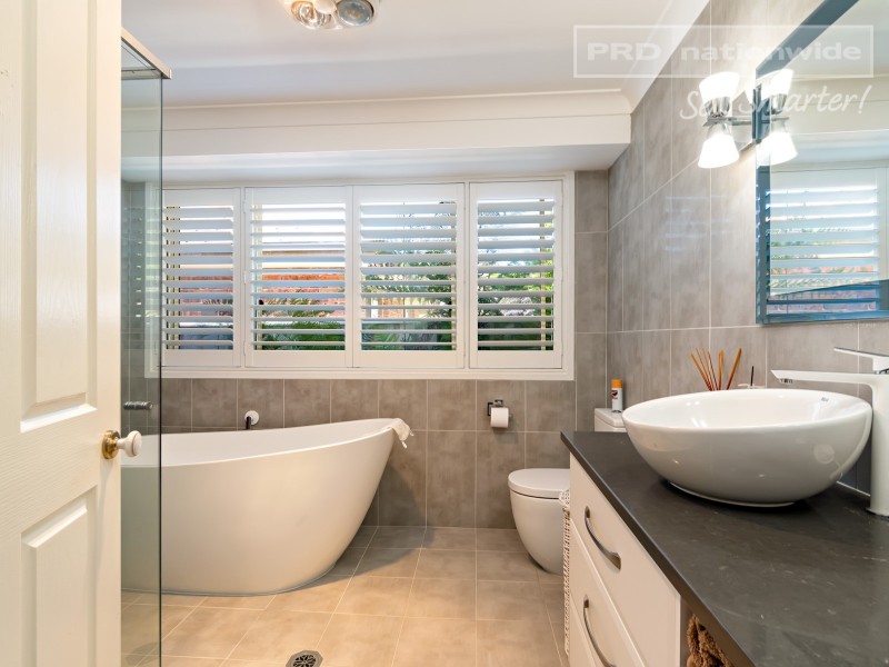 14 Lavender Place, Lake Albert NSW 2650