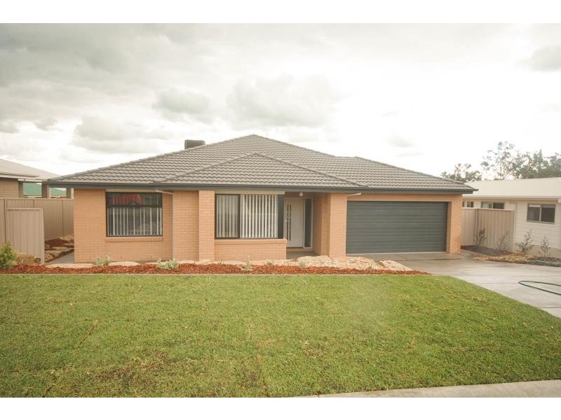36 Flack Crescent, Boorooma NSW 2650