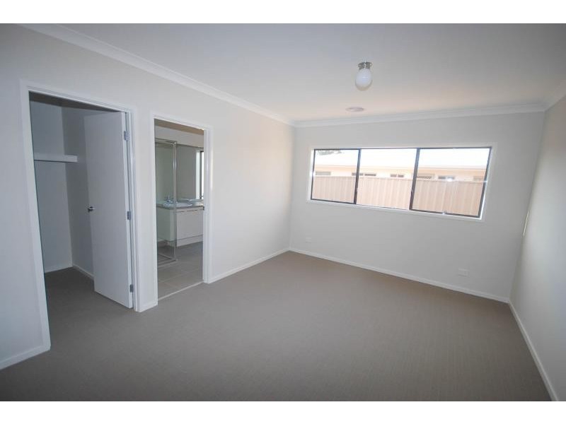 36 Flack Crescent, Boorooma NSW 2650