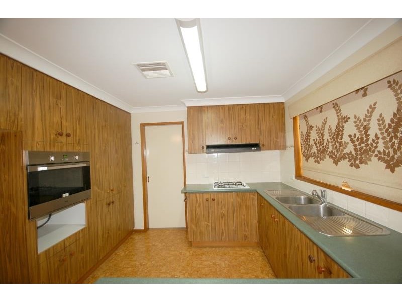 27 Telopea Crescent, Lake Albert NSW 2650