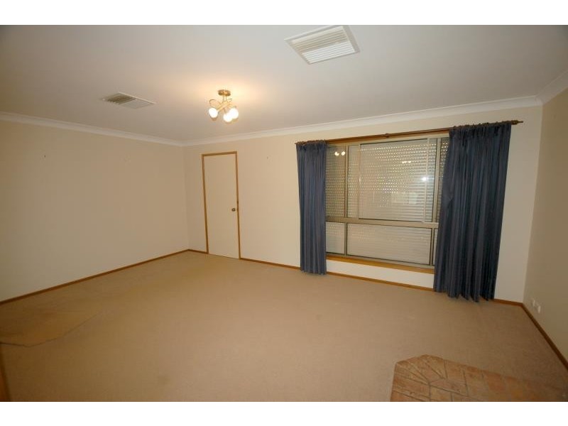 27 Telopea Crescent, Lake Albert NSW 2650