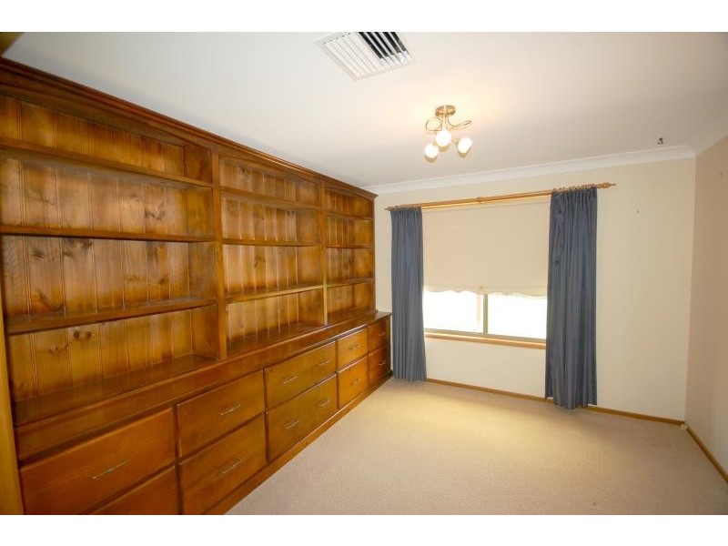 27 Telopea Crescent, Lake Albert NSW 2650