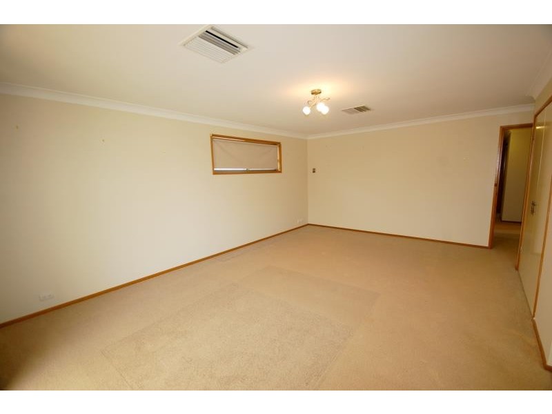 27 Telopea Crescent, Lake Albert NSW 2650