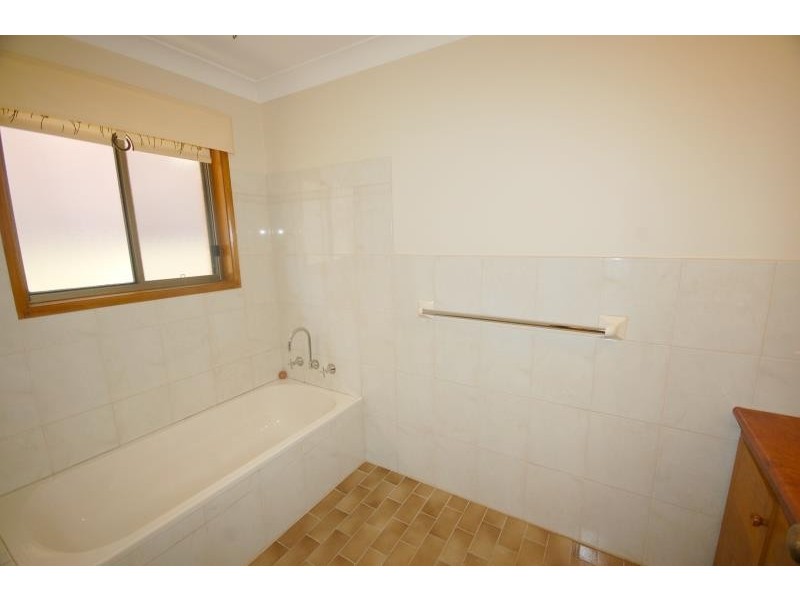 27 Telopea Crescent, Lake Albert NSW 2650