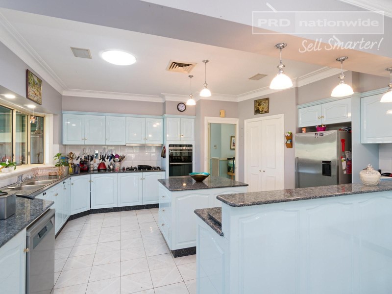 14 Cummins Drive, San Isidore NSW 2650