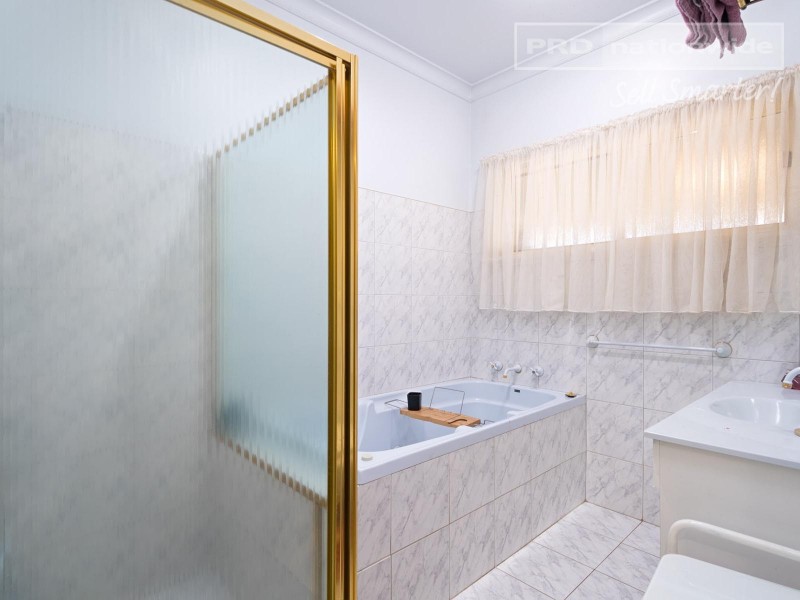 14 Cummins Drive, San Isidore NSW 2650