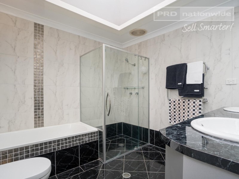 6 Poplar Road, Lake Albert NSW 2650