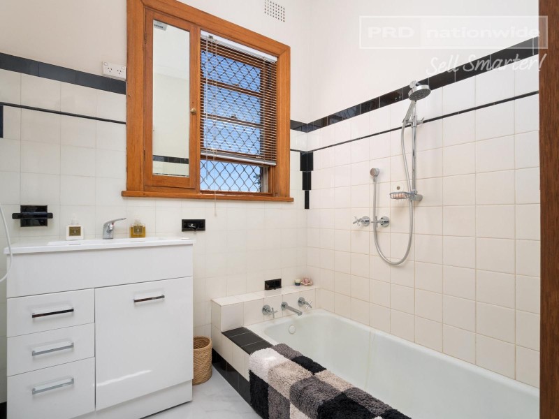 4 Heath Street, Turvey Park NSW 2650