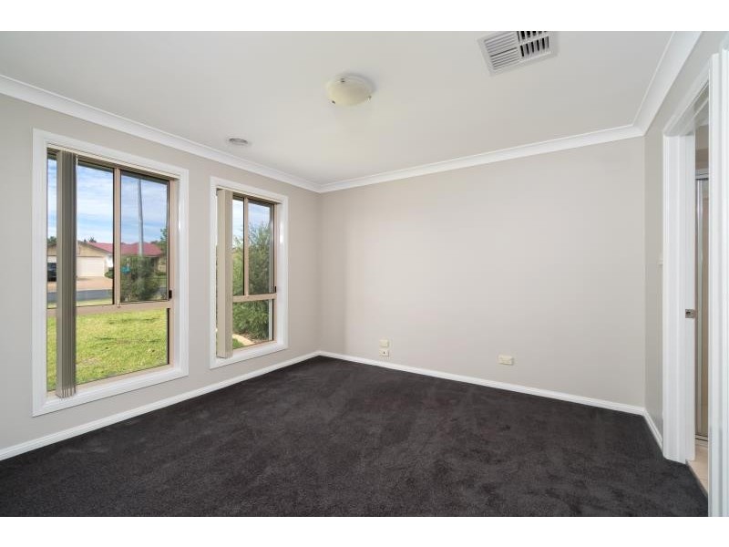 95 Yentoo Drive, Glenfield Park NSW 2650