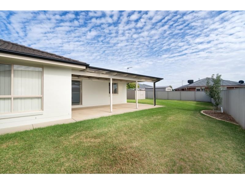 95 Yentoo Drive, Glenfield Park NSW 2650