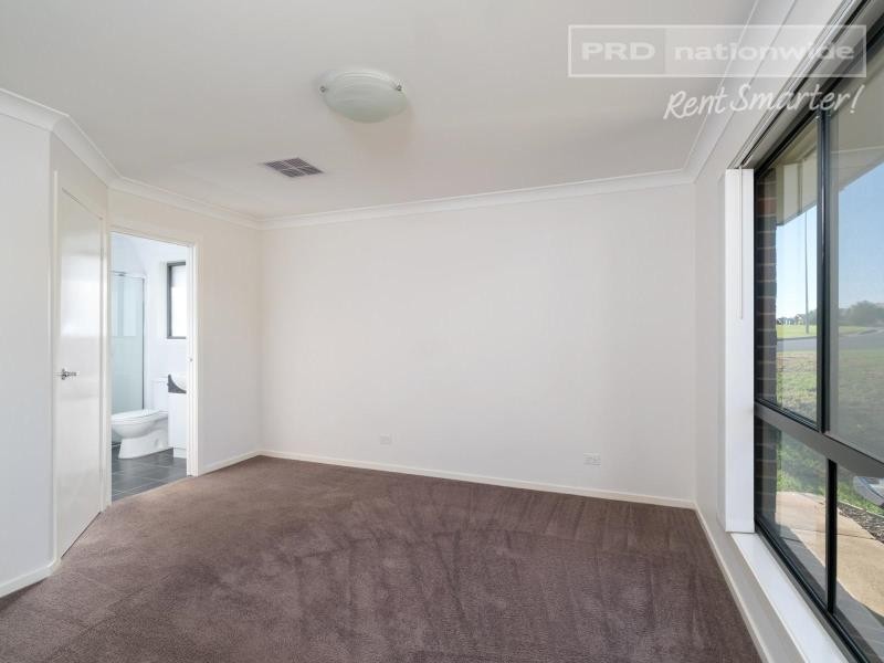 42 Deakin Avenue, Lloyd NSW 2650