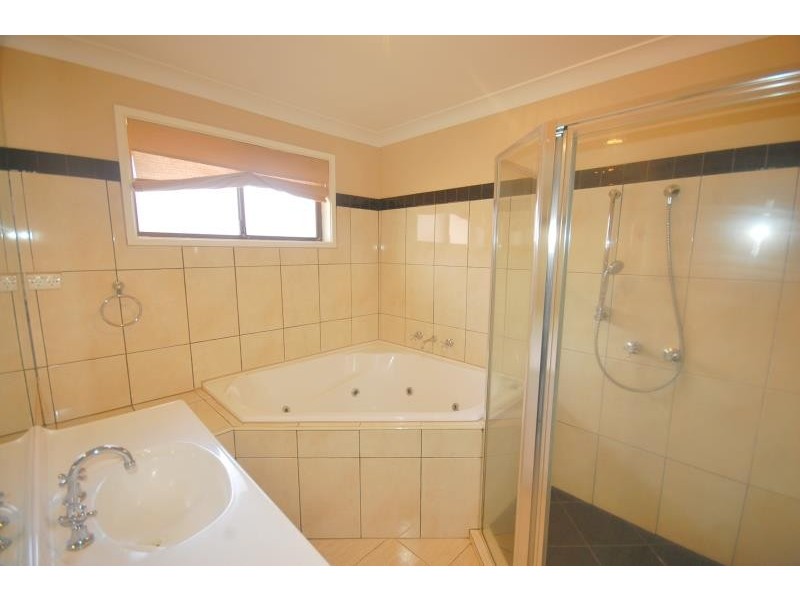 3 Vanda Street, Lake Albert NSW 2650