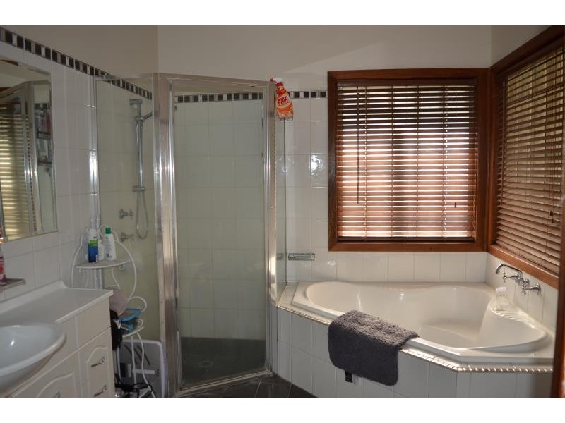 3 Sycamore Road, Lake Albert NSW 2650